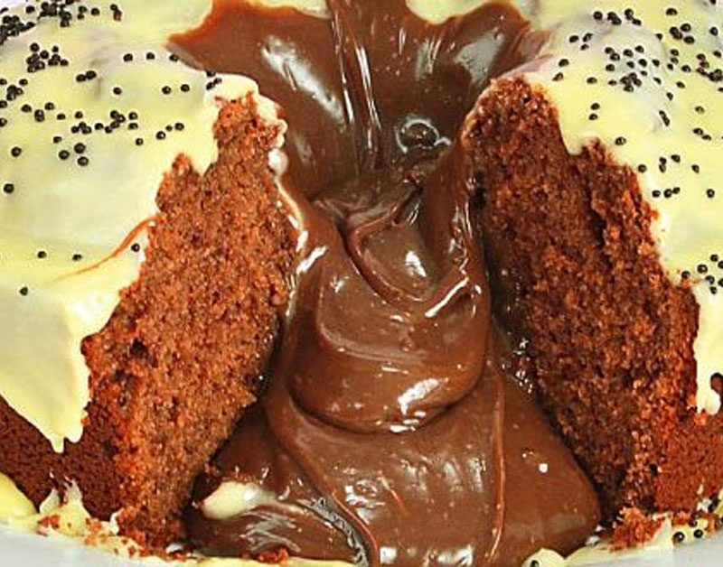 Bolo vulcão dois sabores de chocolate sensacional Receitas Fáceis e