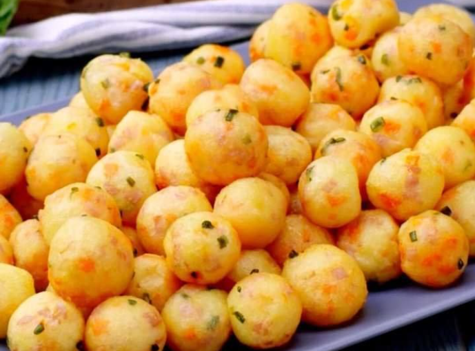 Bolinhos de batata fritos deliciosos e crocantes Receitas Fáceis e