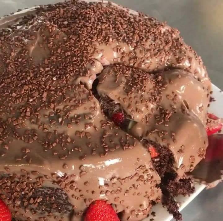 Bolo Cremosão De Chocolate Com Morangos Receitas Fáceis E Práticas 7867